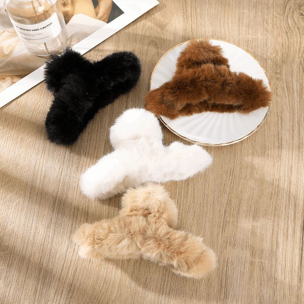 NWOT Fluffy Black Hair Claw